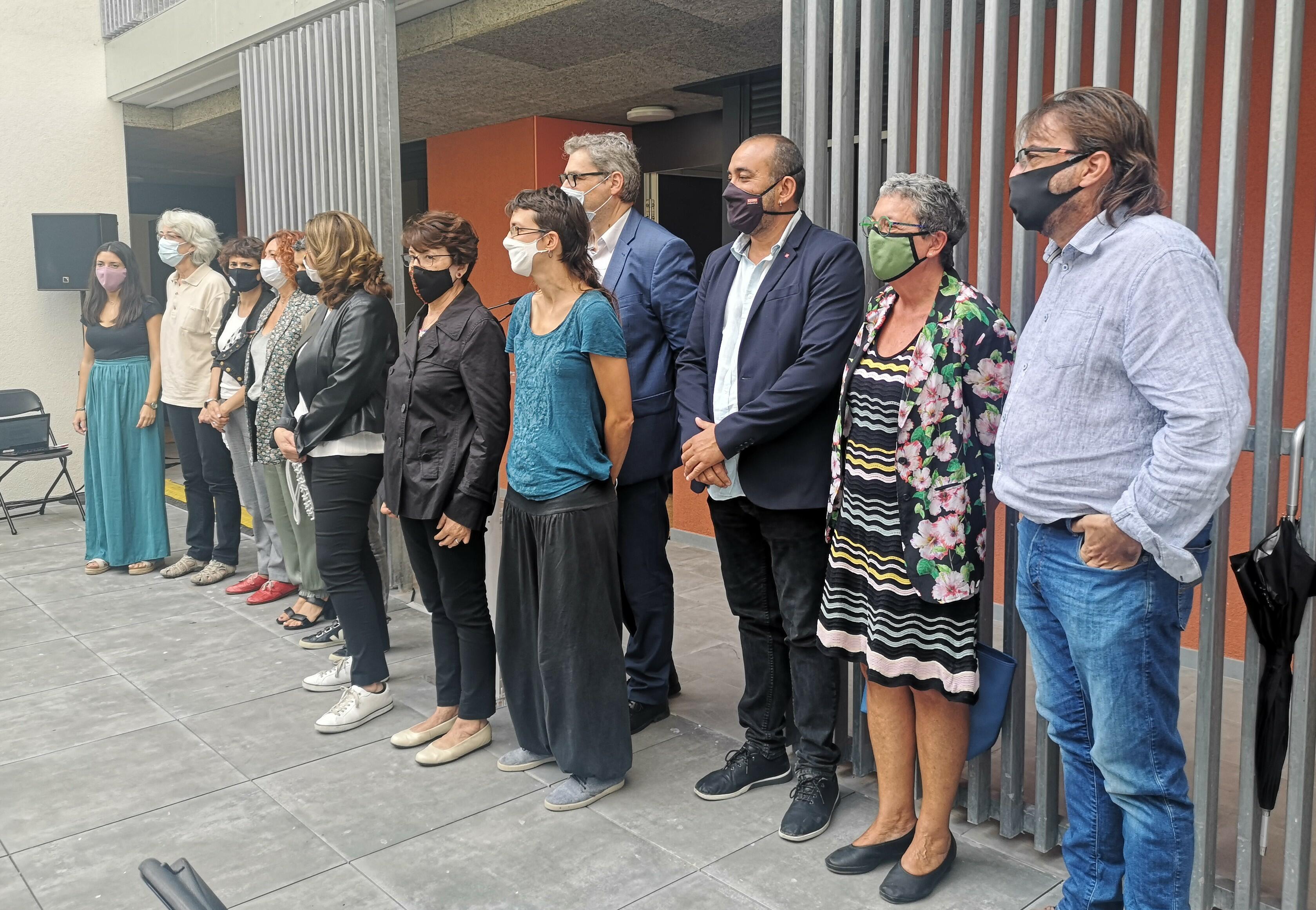 Imatge amb els i les representants de les 30 entitats i Ajuntament de Barcelona del Decàleg d'Habitatge