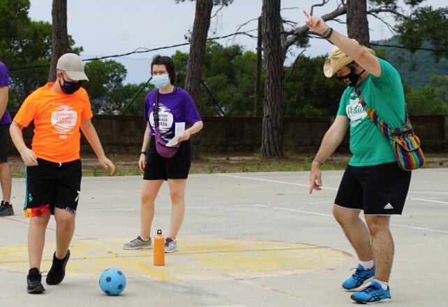 Imatges grup de joves i monitors d'activitats d'estiu de la Pere Tarrés