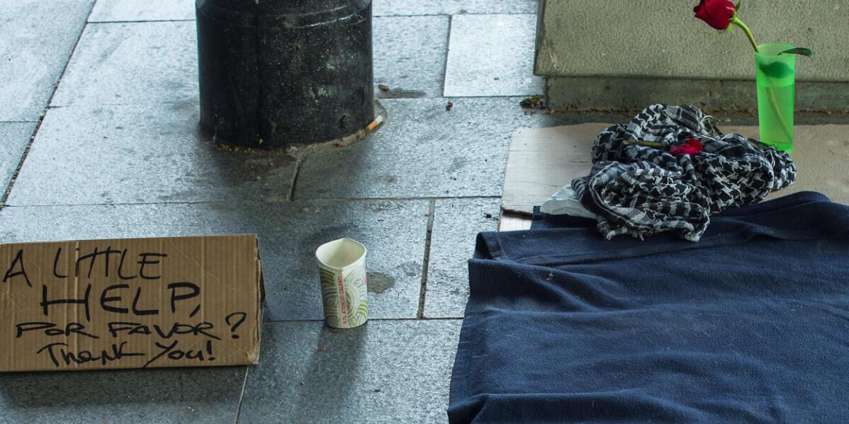 matge cartrons al carrer que serveixen de "llit" per a una persona sense llar