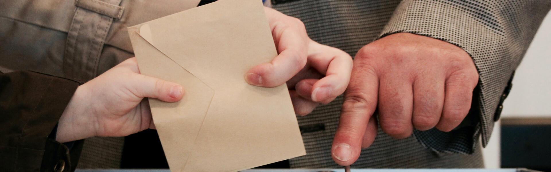 Imatge d'una persona votant 