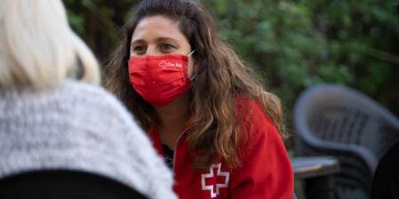 Persona de Creu Roja oferint suport a una persona en situació vulnerable