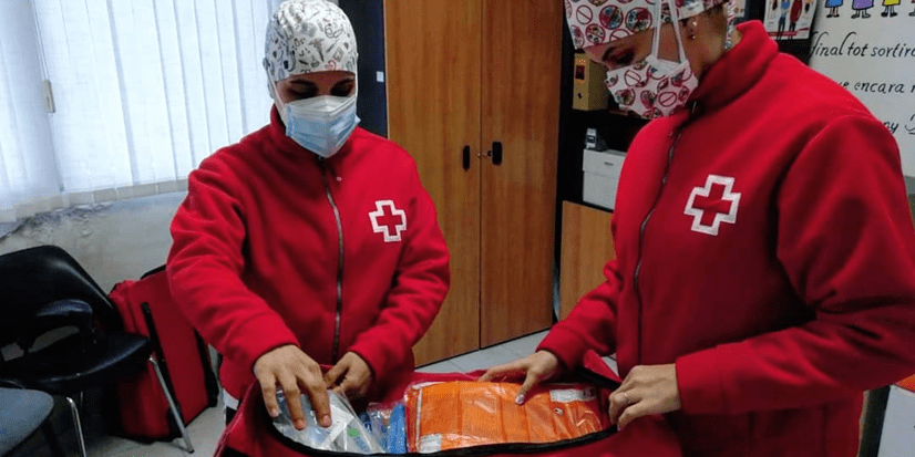 Imatge treballadores de Creu Roja preparant kit sanitari