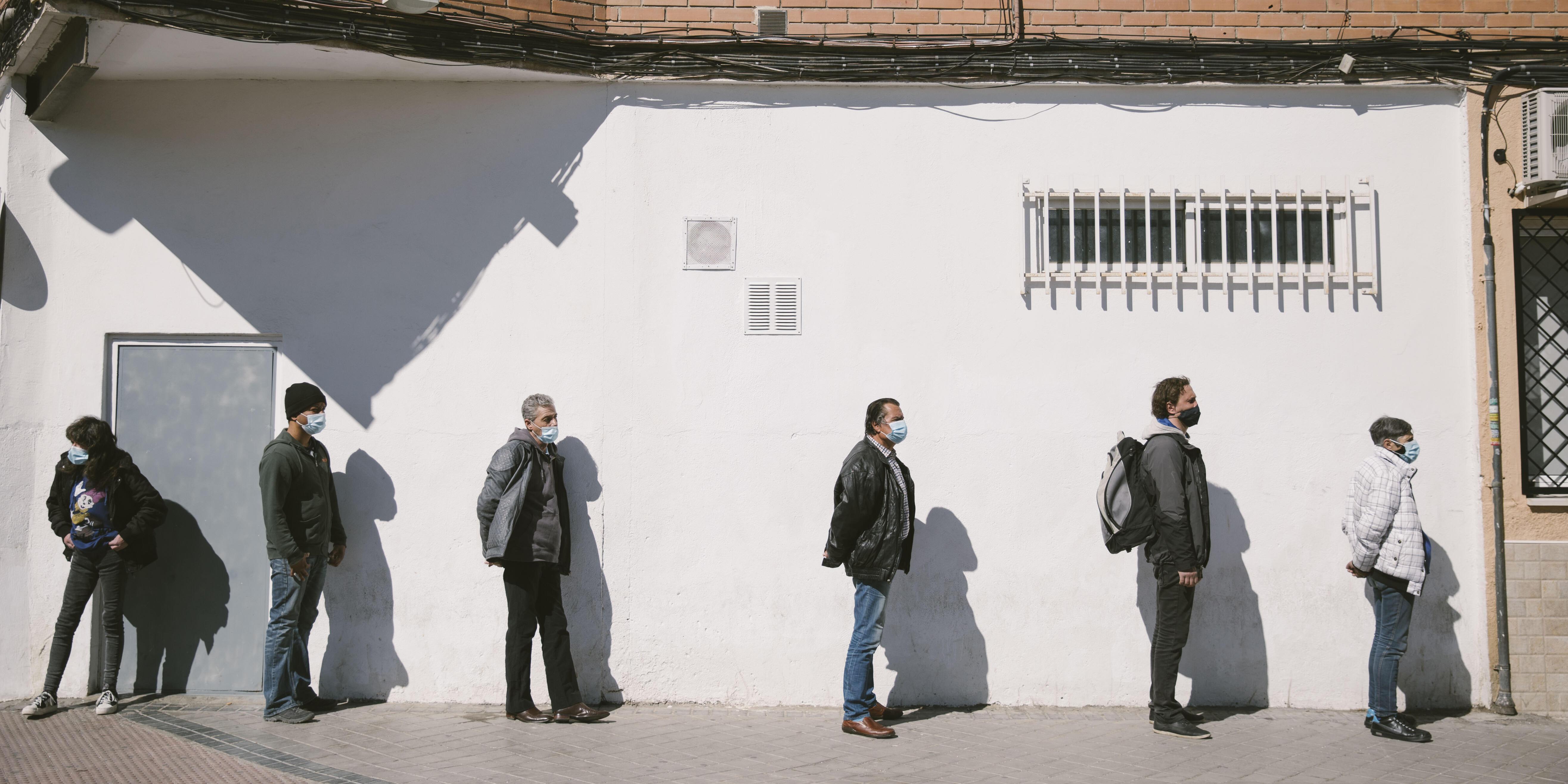 Fila de persones per accedir al banc dels aliments