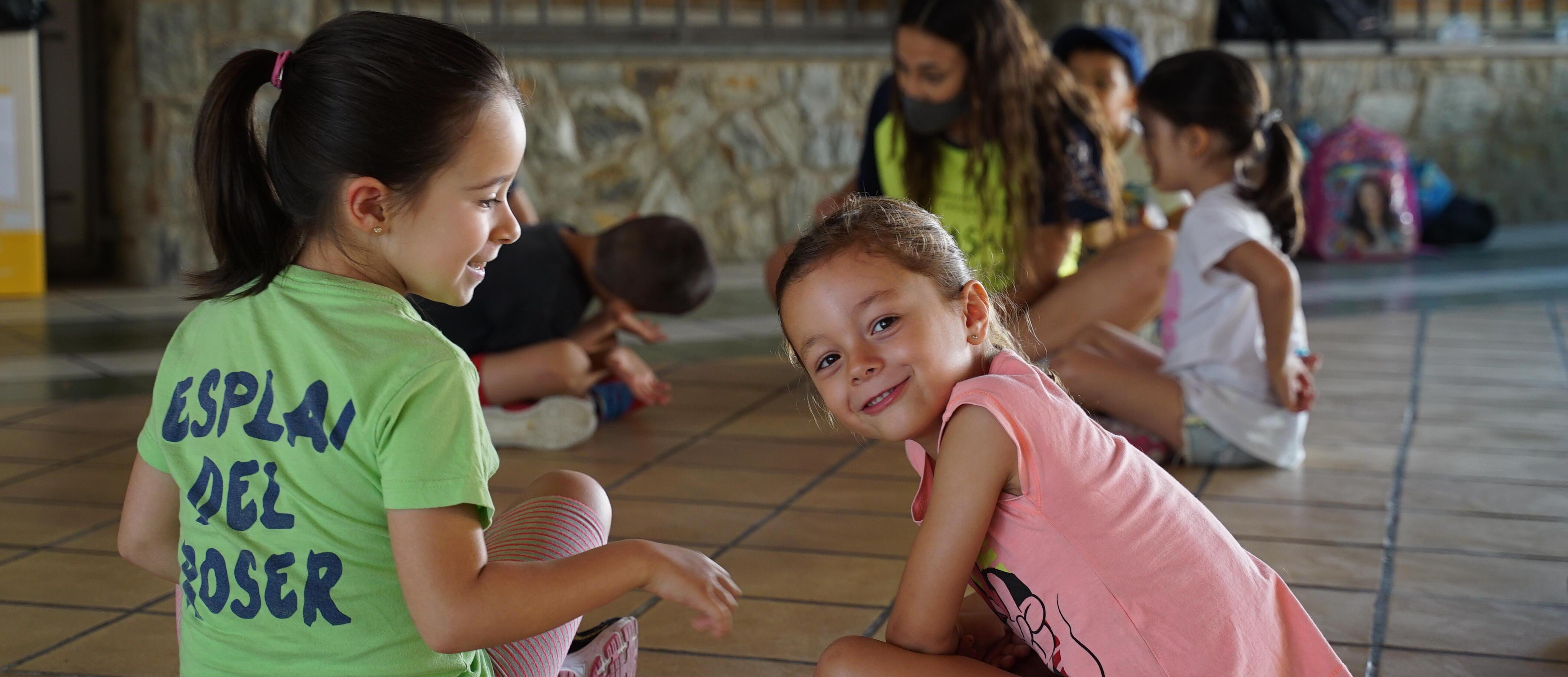 Imatge grups nenes i nens a activitats d'estiu de la Fundació Pere Tarrés