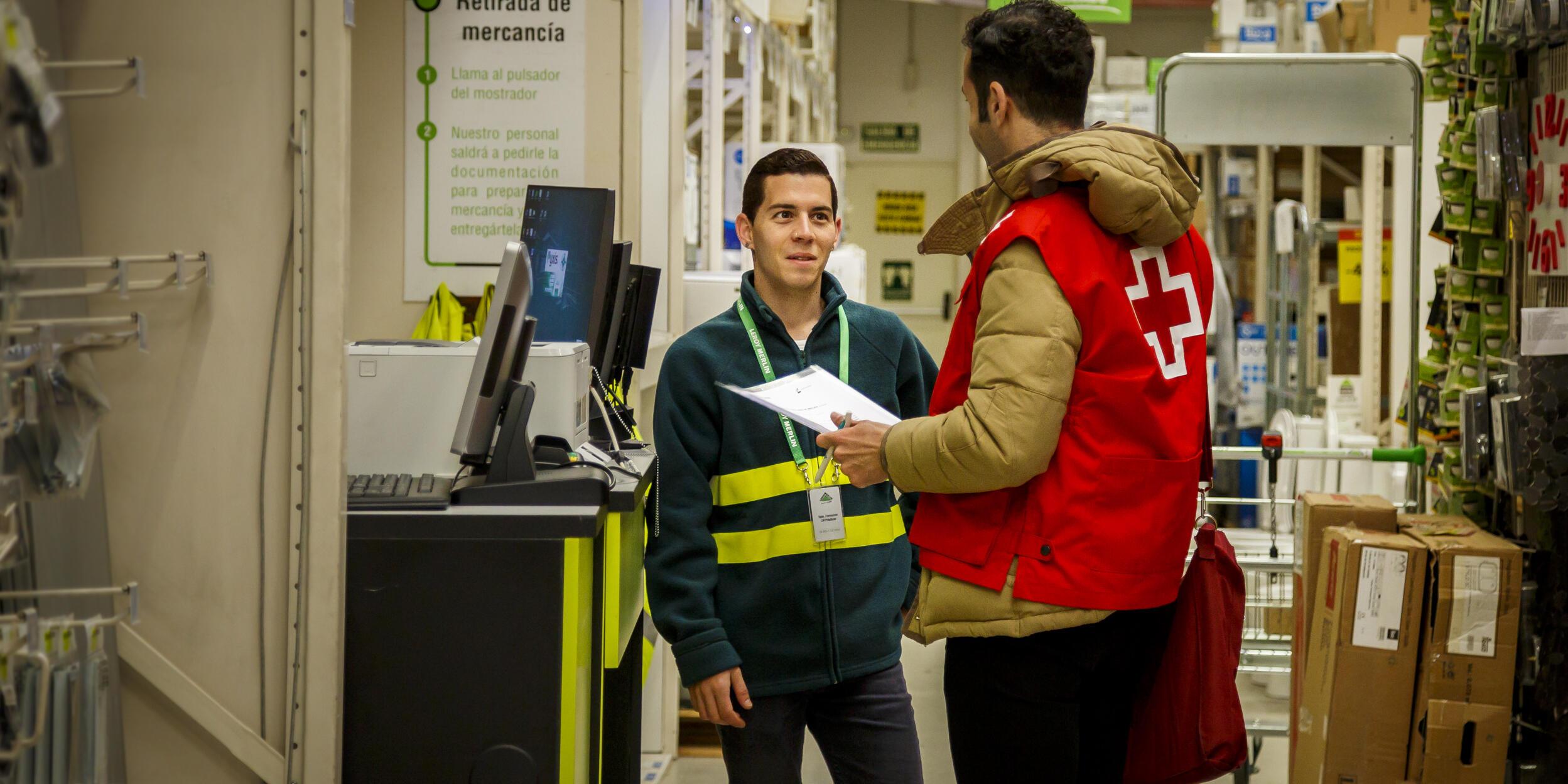 Imatge professional Creu Roja i persona jove en una formació laboral