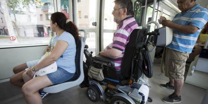 Home amb una discapacitat física en un autobús