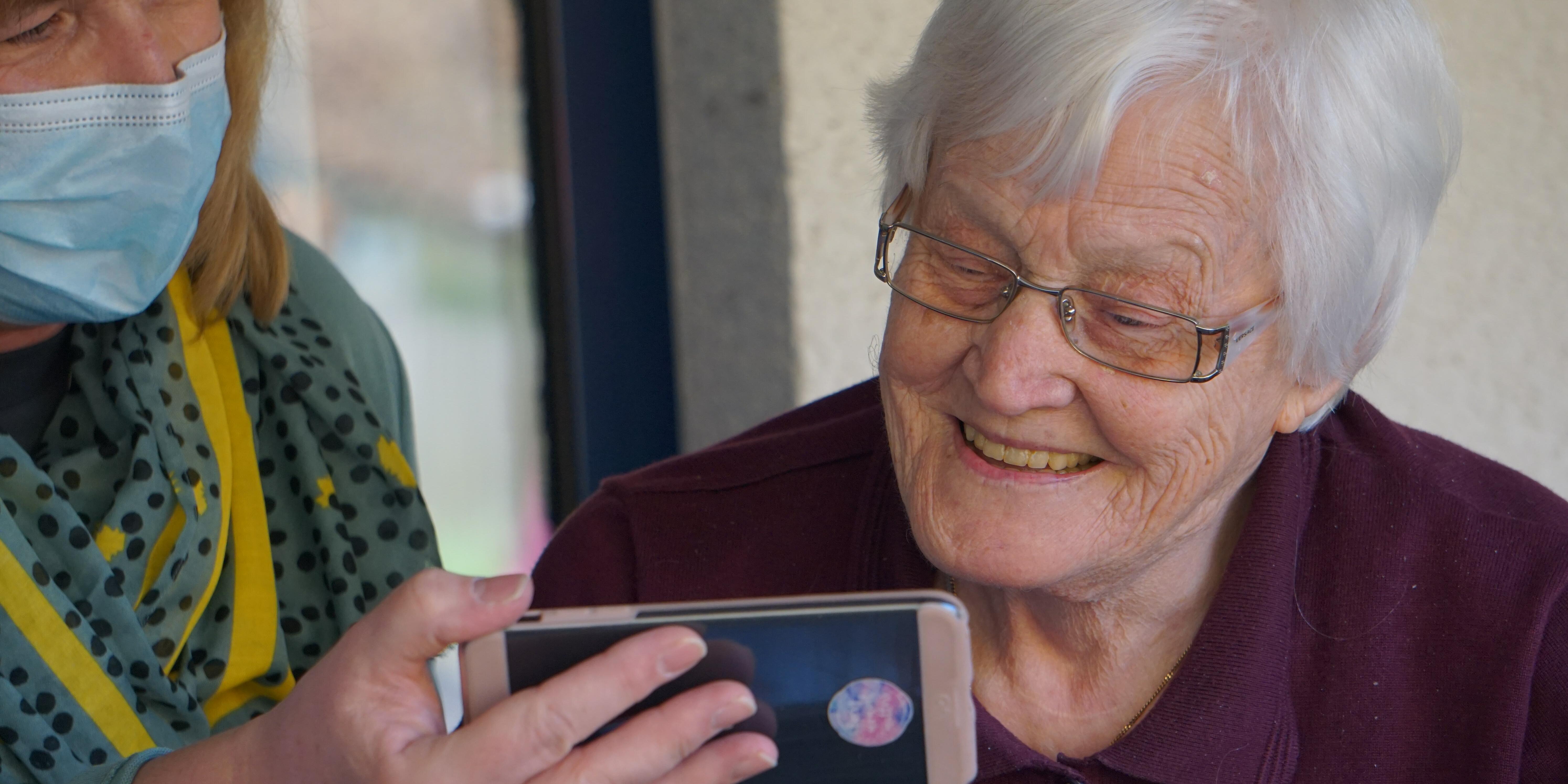 ImaImatge dona gran en una videoconferència