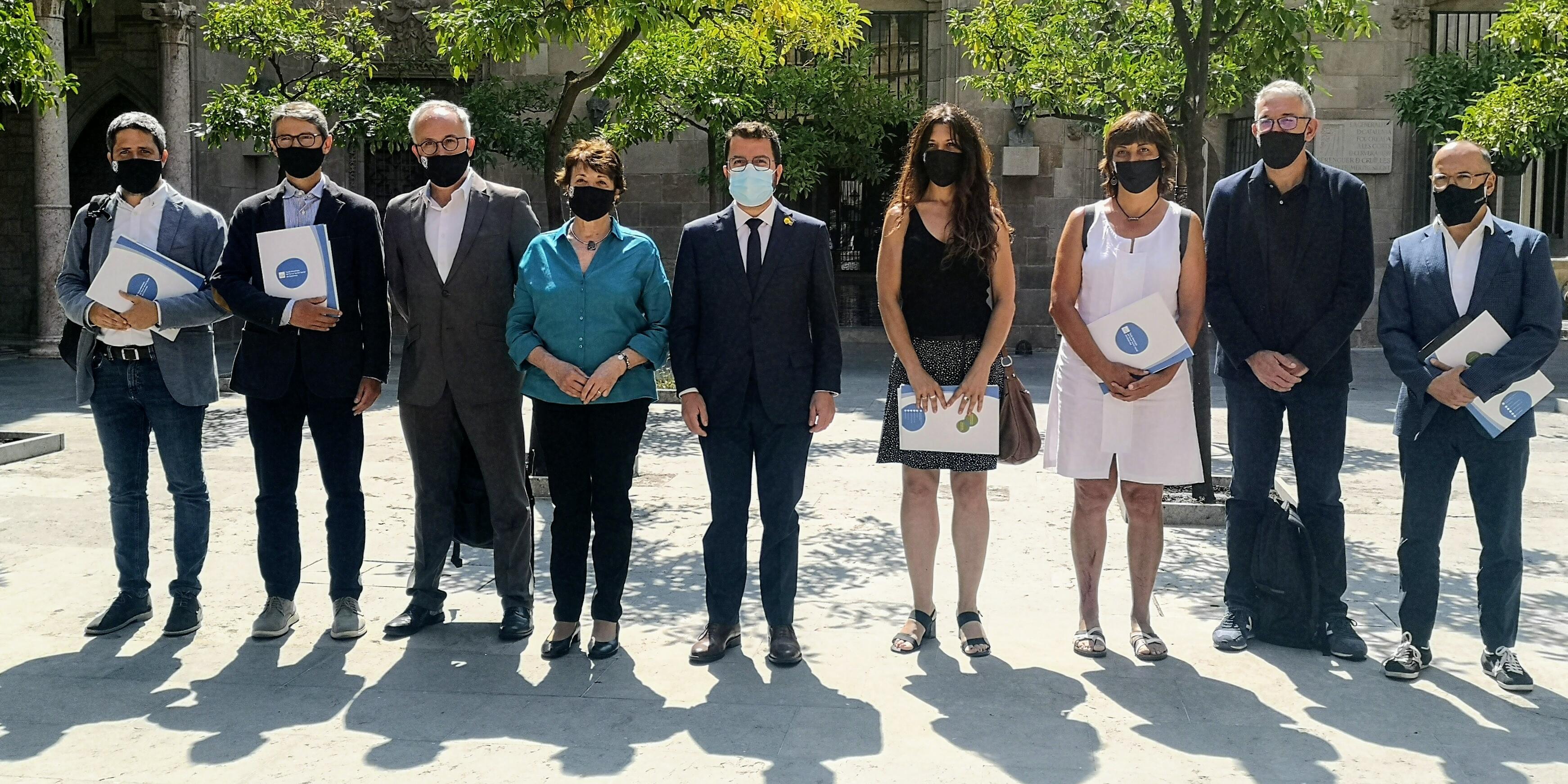 Fotografia dels membres de la junta directiva de la Taula del Tercer Sector amb el president de la Generalitat Pere Aragonès