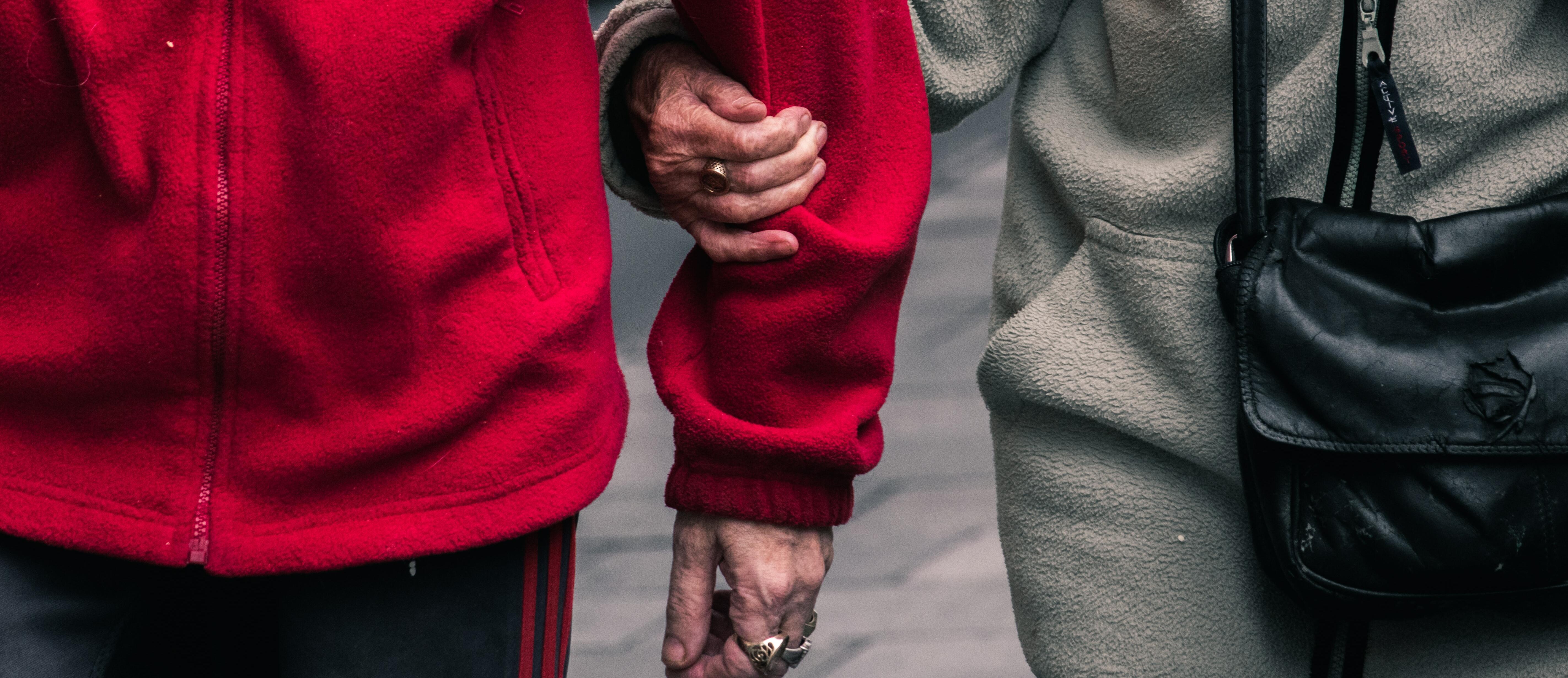 Imatge dues persones grans agafades del braç al carrer