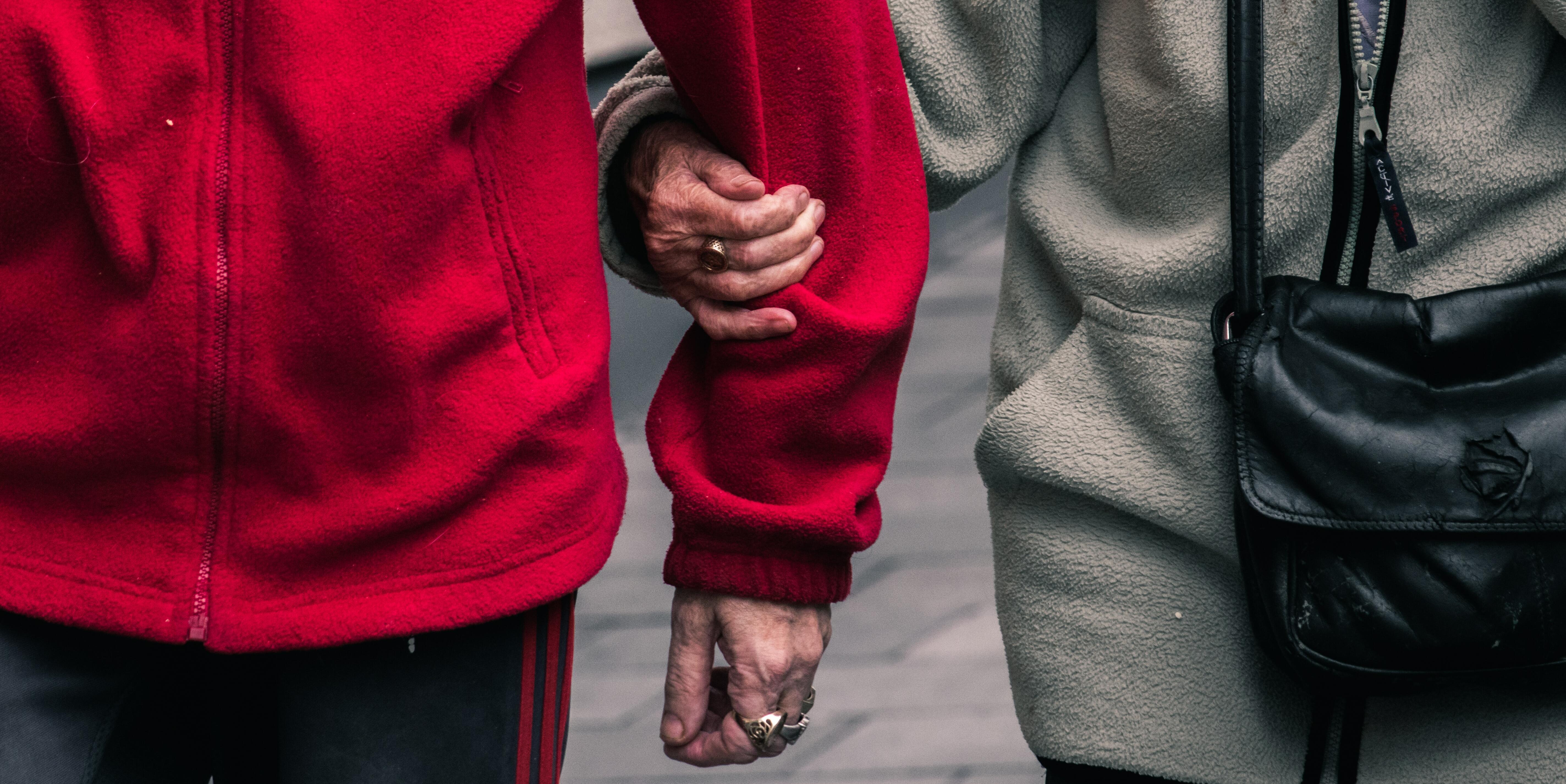 Imatge dues persones grans agafades del braç al carrer