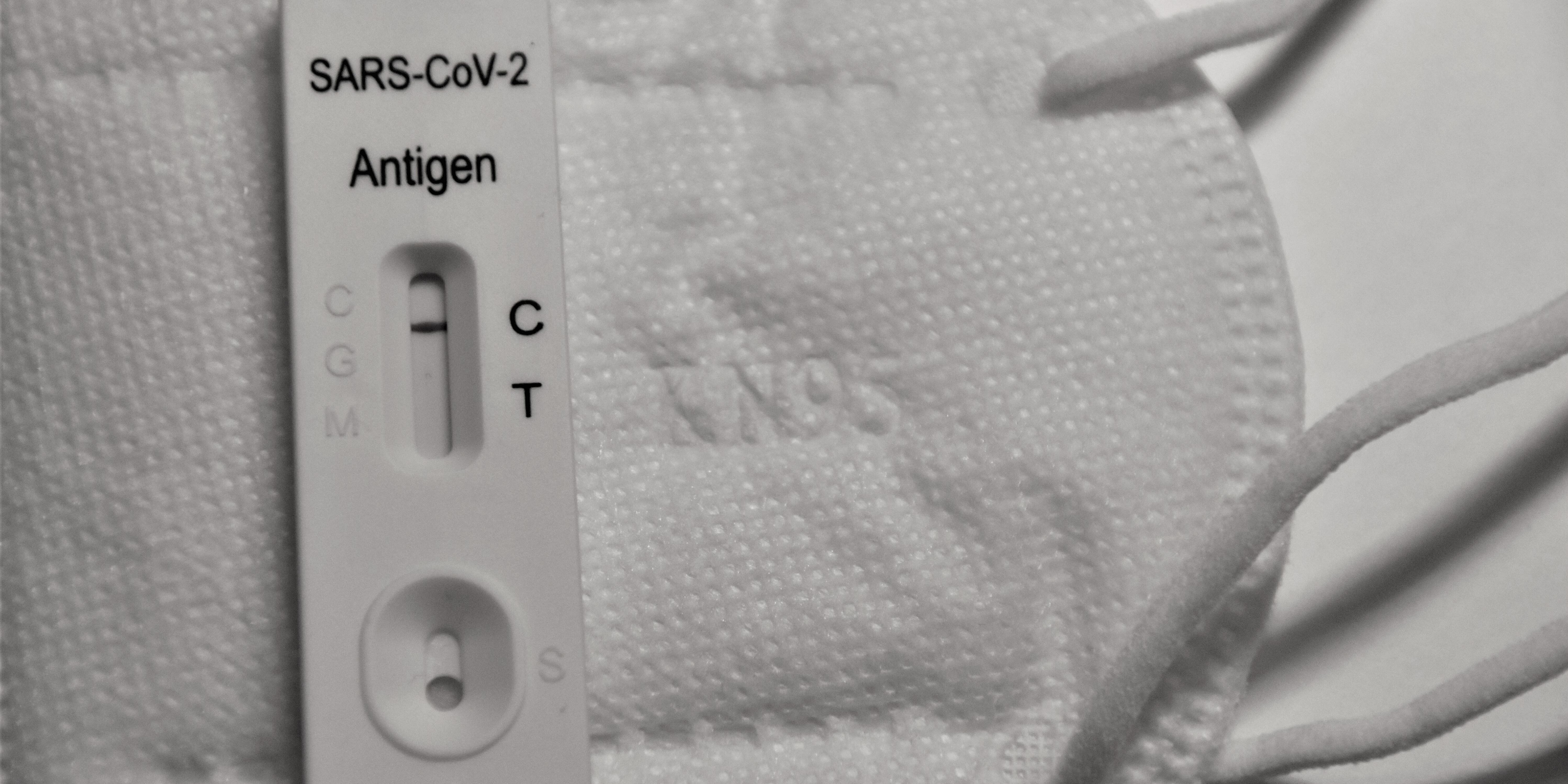 Imatge d'un test d'antígens i una mascareta FFP2