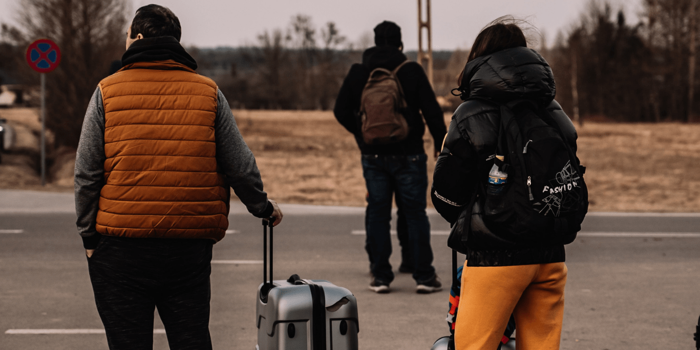 Imatge persones refugiades ucraïneses amb les seves maletes i pertinences