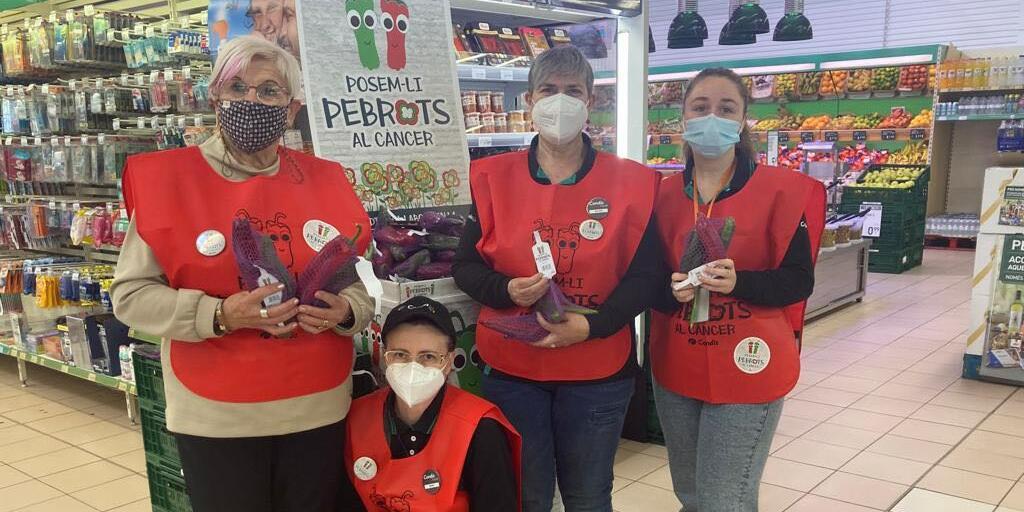 Imatge grup de persones voluntàries de la campanya de la FECEC 'Posem pebrots al càncer'