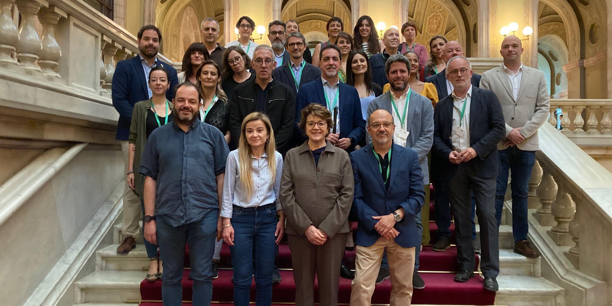 Foto de família a l'escala d'honor del Parlament: Inici tramitació de la Llei del Tercer Sector Social de Catalunya