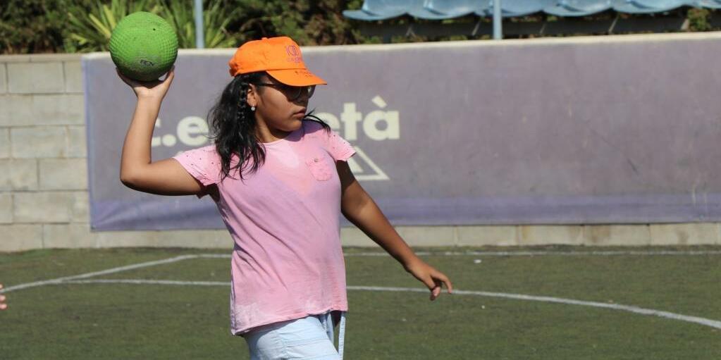 Imatge nena participant activitats estiu Càritas Barcelona