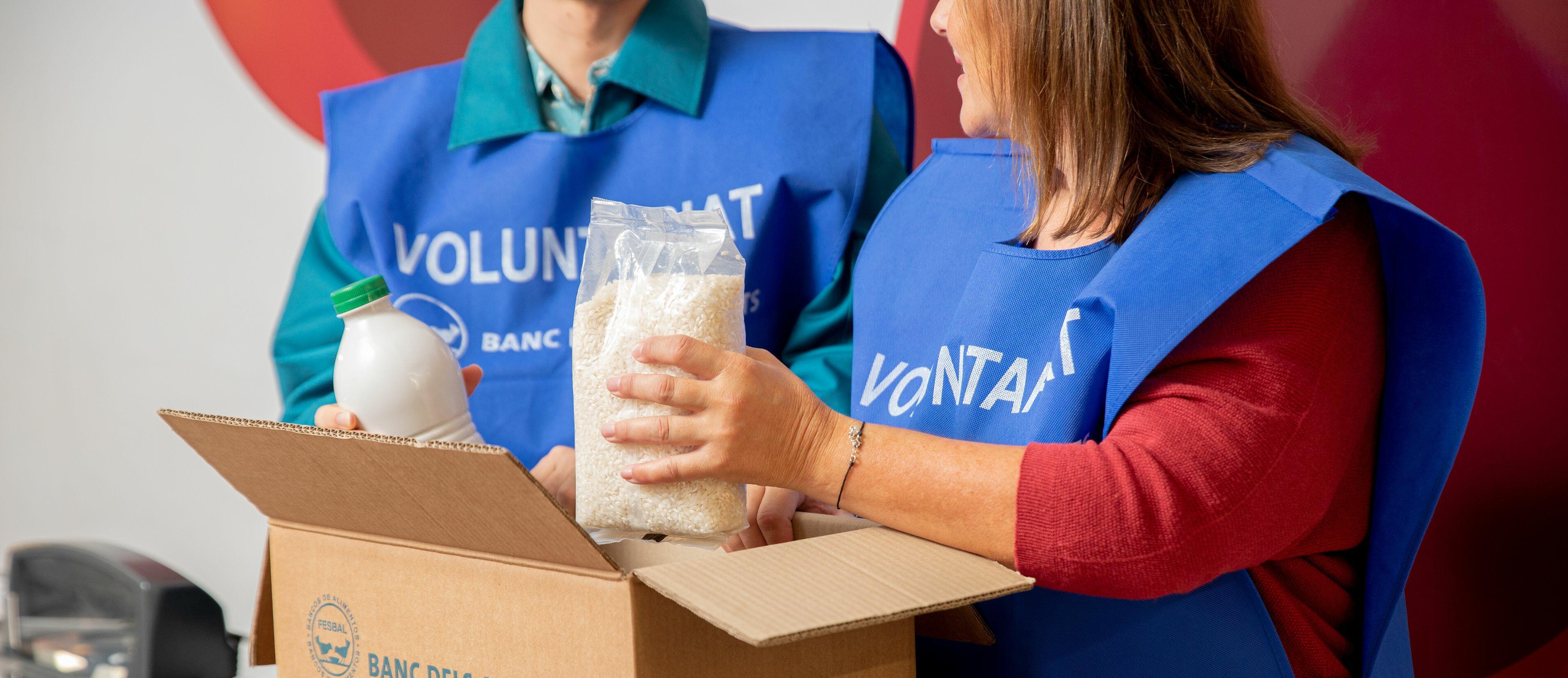 Imatge de dues persones voluntàries del Banc dels Aliments