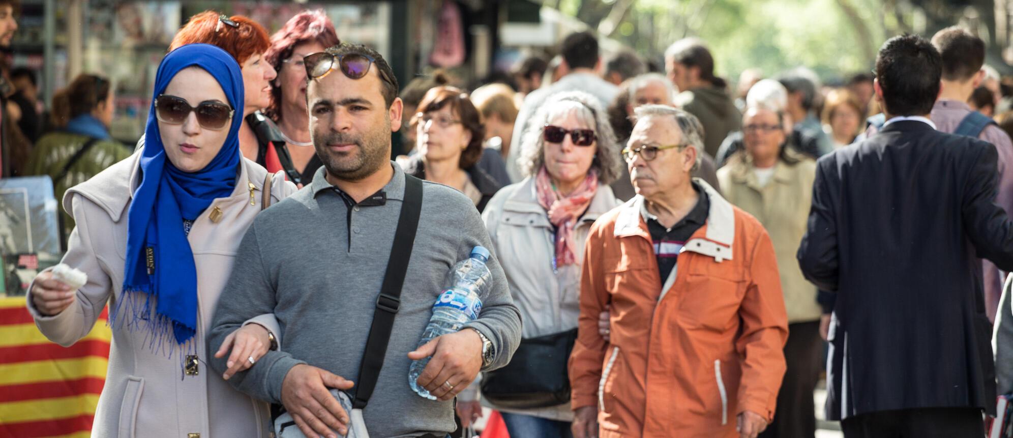 Imatge de ciutadania en un carrer de Barcelona