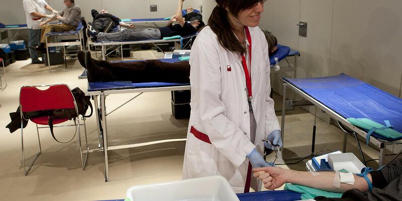 Imatge d'una sala amb persones donant sang