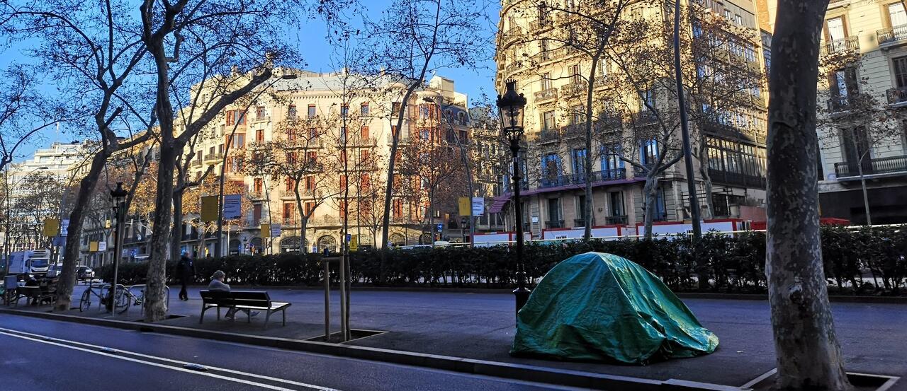 Imatge d'una tenda de campanya en un carrer de Barcelona, utilitzada per dormir