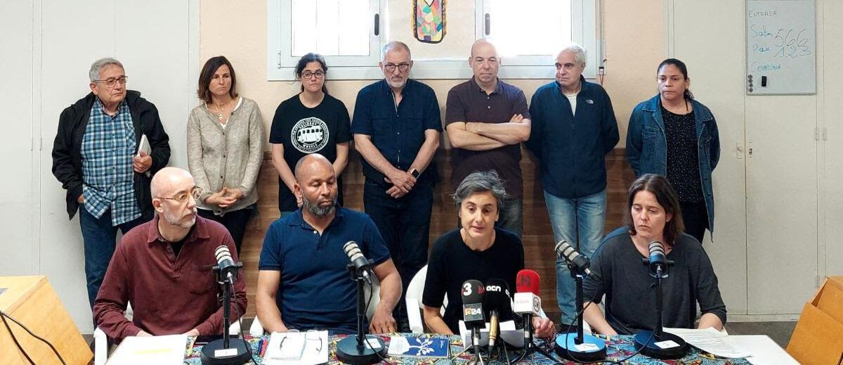 Imatge de la roda de premsa d'entitats i moviments socials que denuncien l'incompliment d'empadronar