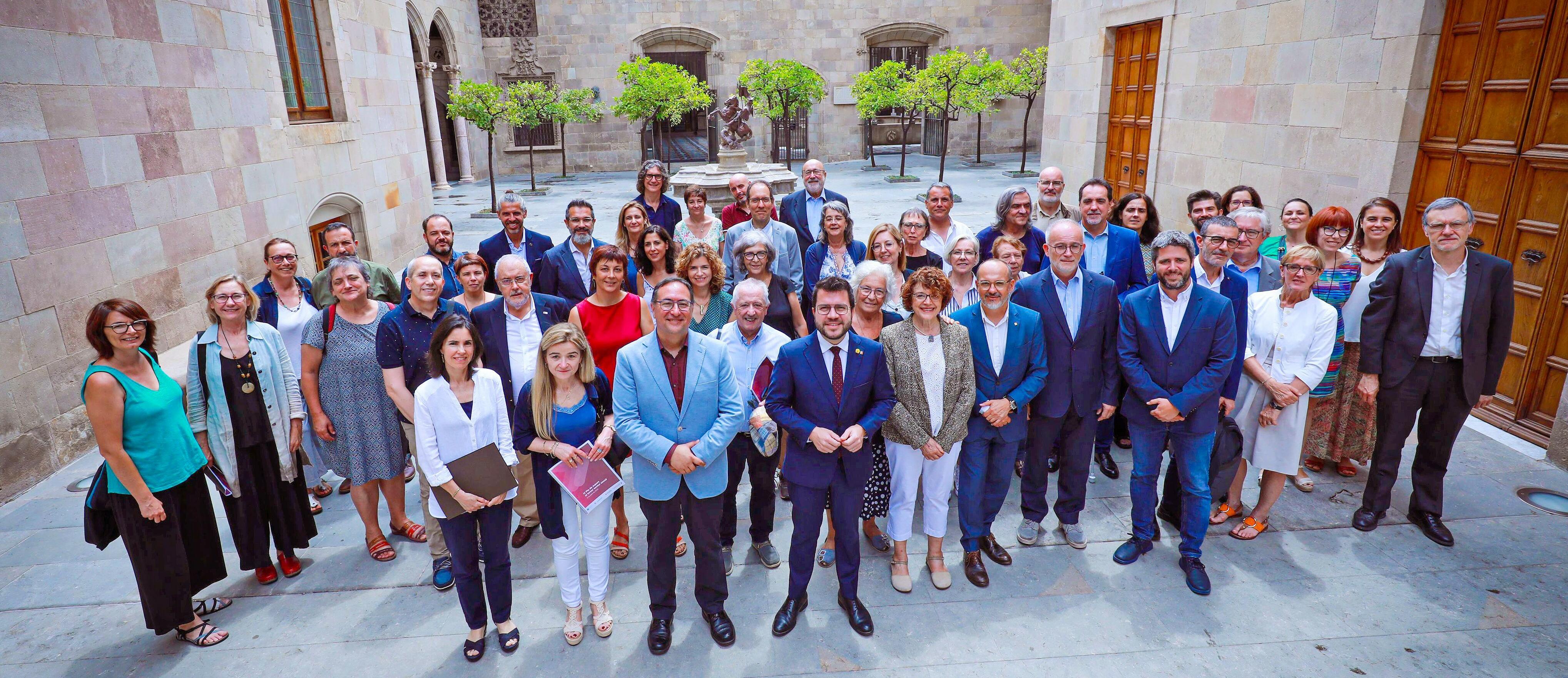 Fotografia de família de l'acte de signatura del 4t Pla de Suport al Tercer Sector Social