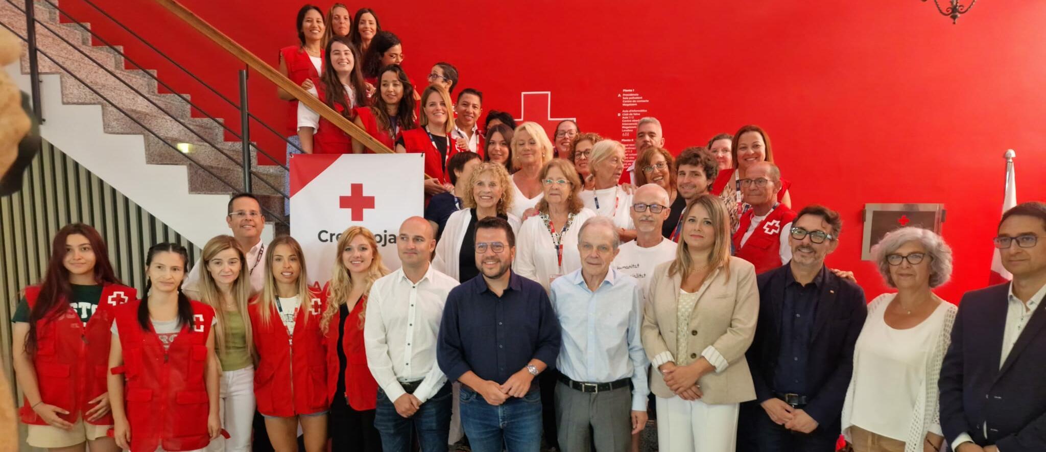 Imatge visita president Generalitat a la Creu Roja per soledat no volguda