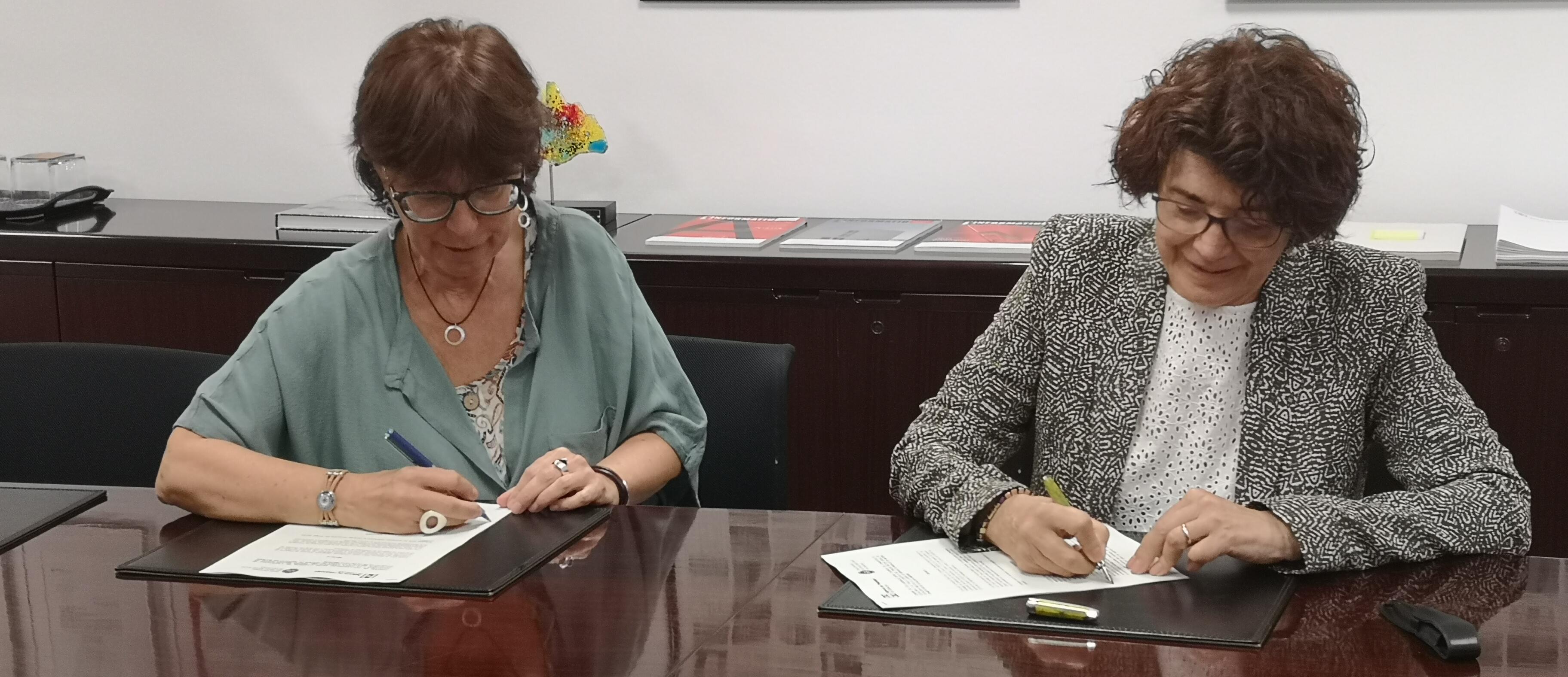 Imatge de la directora de l'Agència de l'Habitatge de Catalunya i la presidenta de la Taula del Tercer Sector signant el conveni per MEDIEM