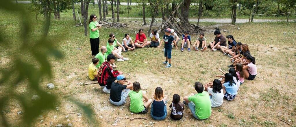 Imatge d'una activitat d'estiu amb un grup d'infants a l'aire lliure de la Pere Tarrés