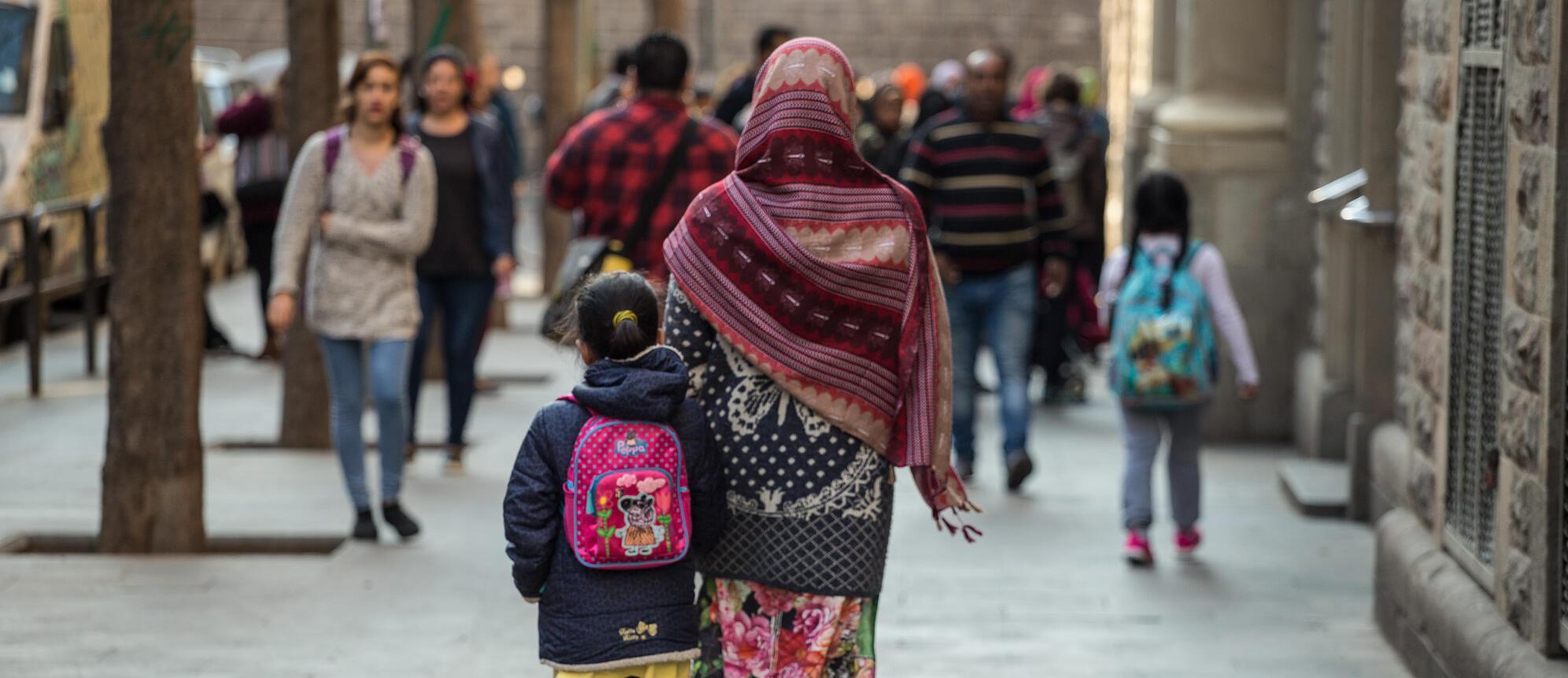 Imatge d'una família d'origen migrat al carrer