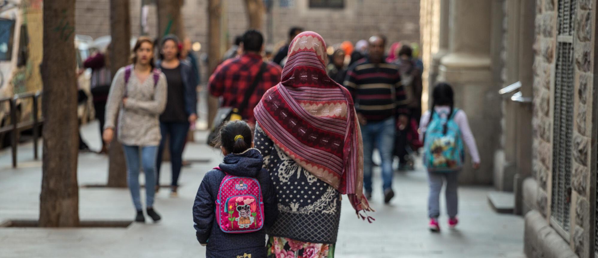Imatge d'una família d'origen migrat al carrer