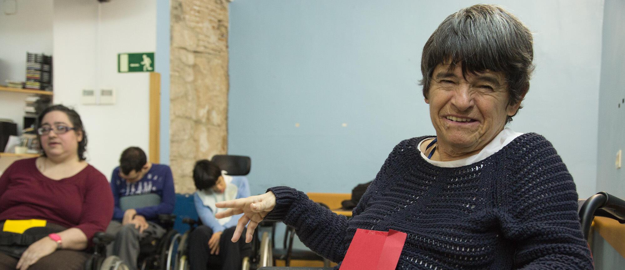 Imatge d'una dona amb discapacitat somrient