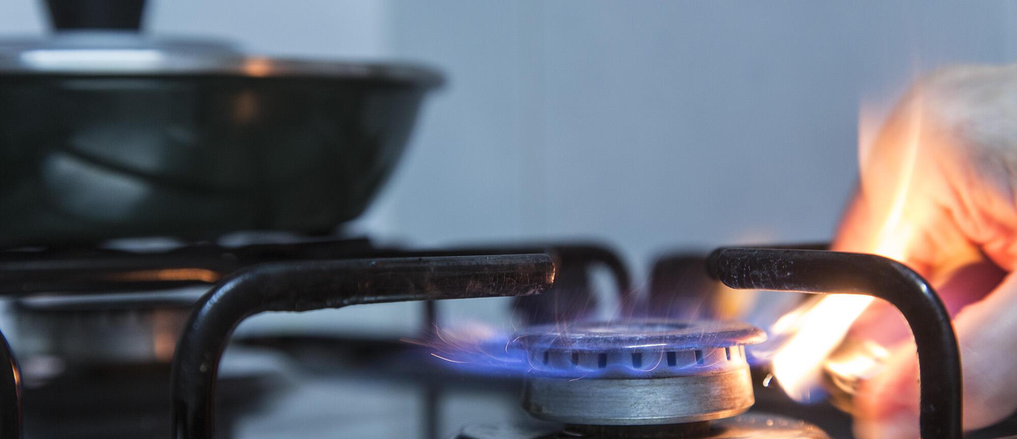 Imatge mà encenent un foc en una cuina