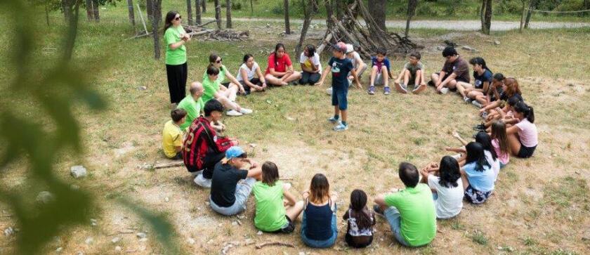 Imatge grup d'infants al bosc en unes colònies d'estiu