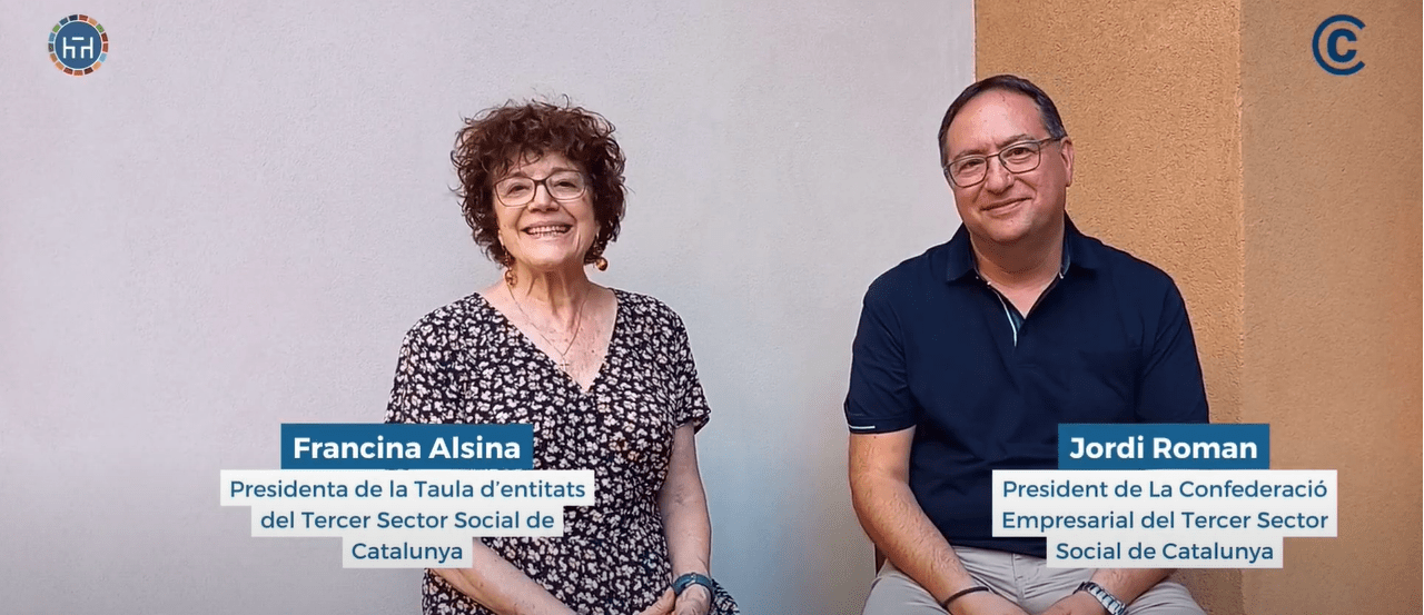 Francina Alsina i Jordi Roman asseguts l'un al costat de l'altre i mirant a càmera