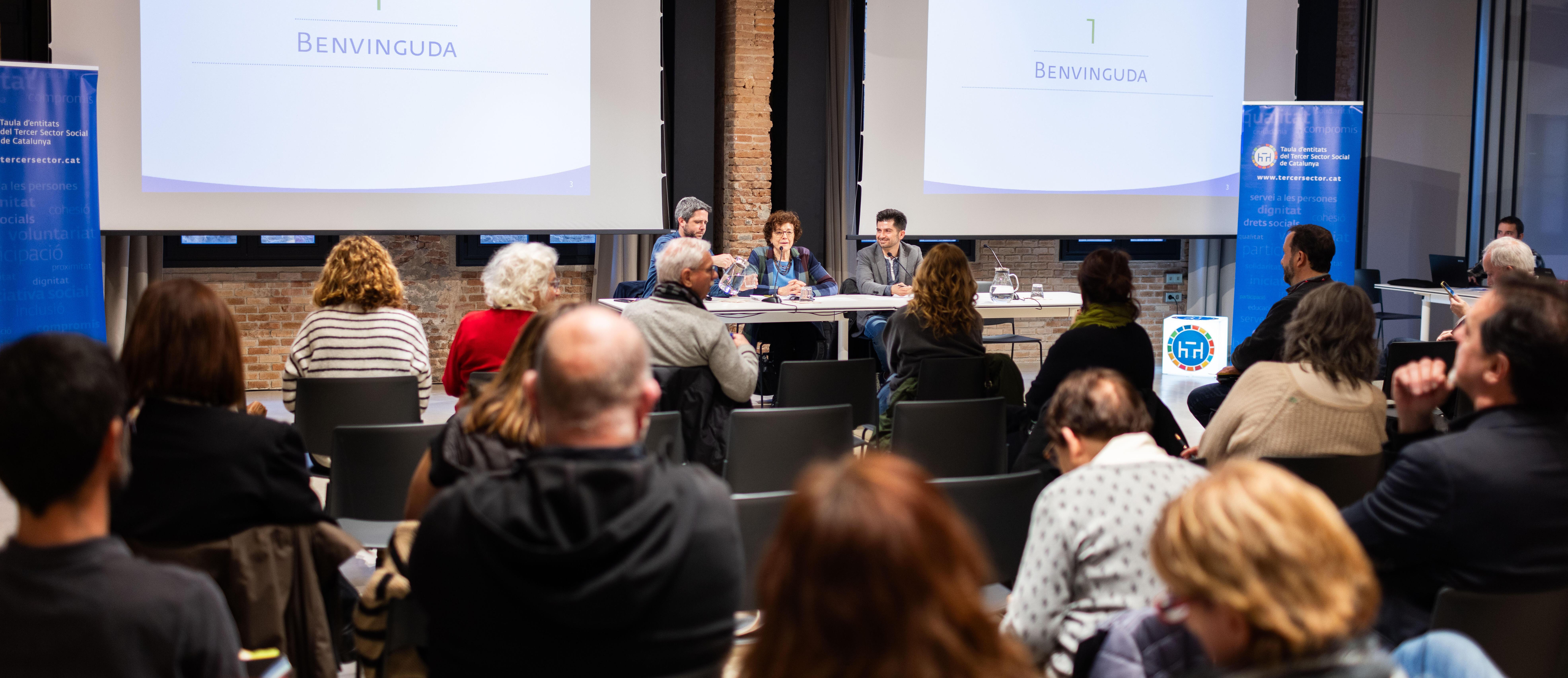 Imatge d'una assemblea de la Taula al Hub Social