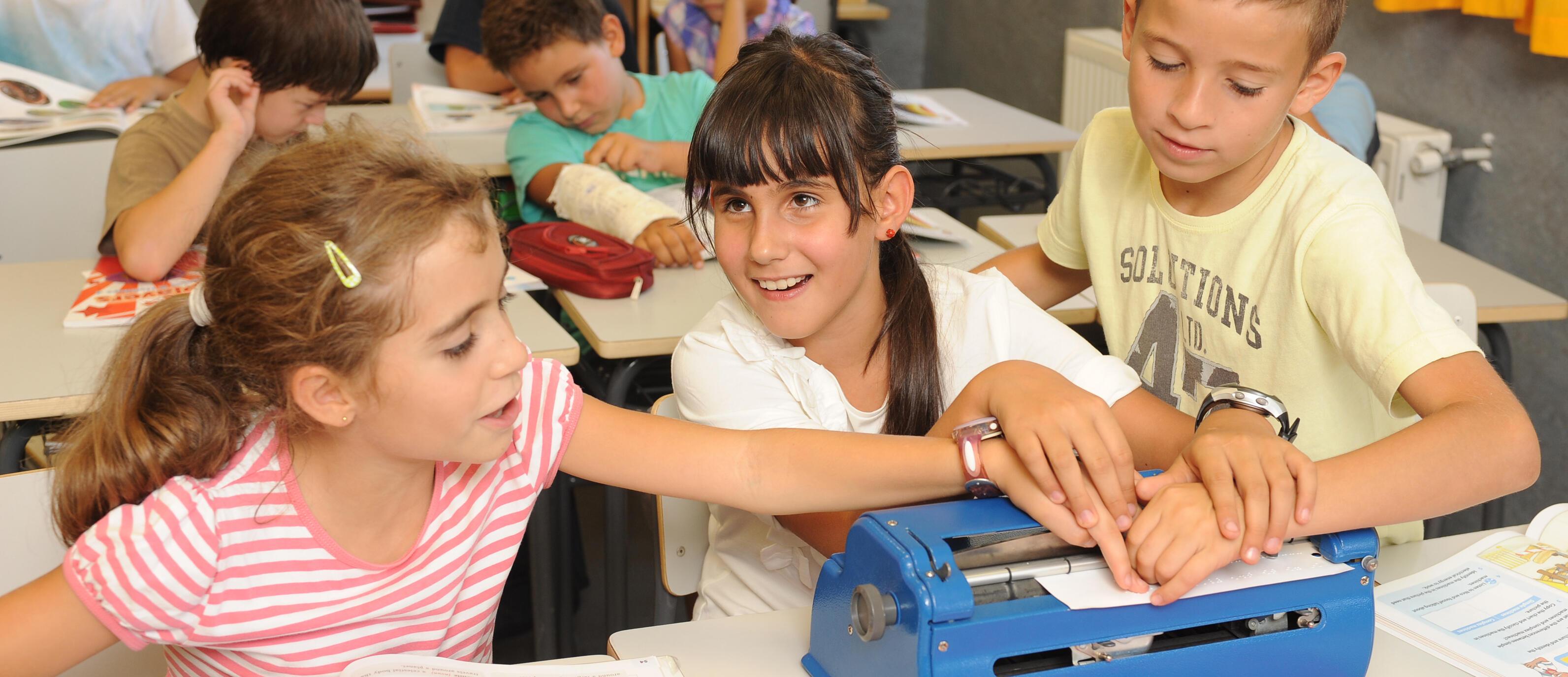 Imatge d'un grup d'alumnes en una aula amb persones amb i sense discapacitat visual