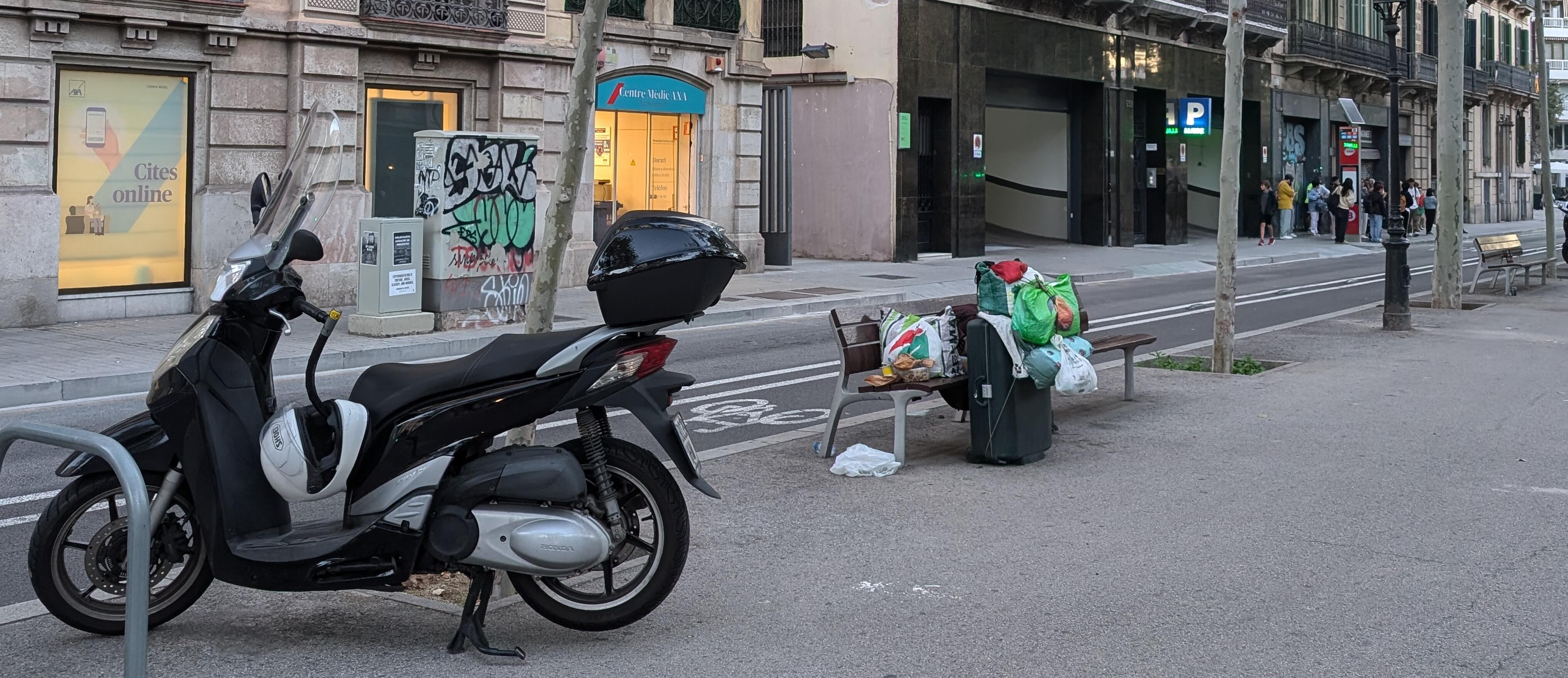 Imatge de pertinences d'una persona sense llar a un carrer de Barcelona