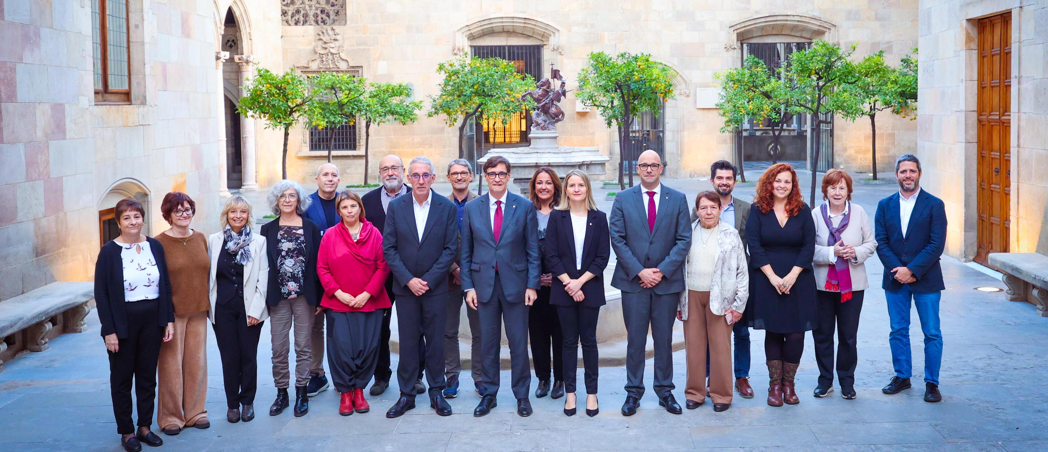 Imatge de la junta directiva de la Taula amb el president del la Generalitat Salvador Illa