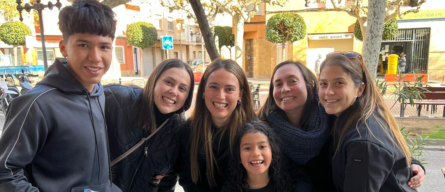 Imatge grup d'infants i adolescents que han rebut material de la campanya Transforma el seu Nadal
