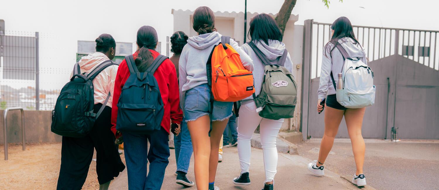 Imatge d'un grup d'infants que correspon a una de les imatges de la publicació 'L'educació venç la pobresa'