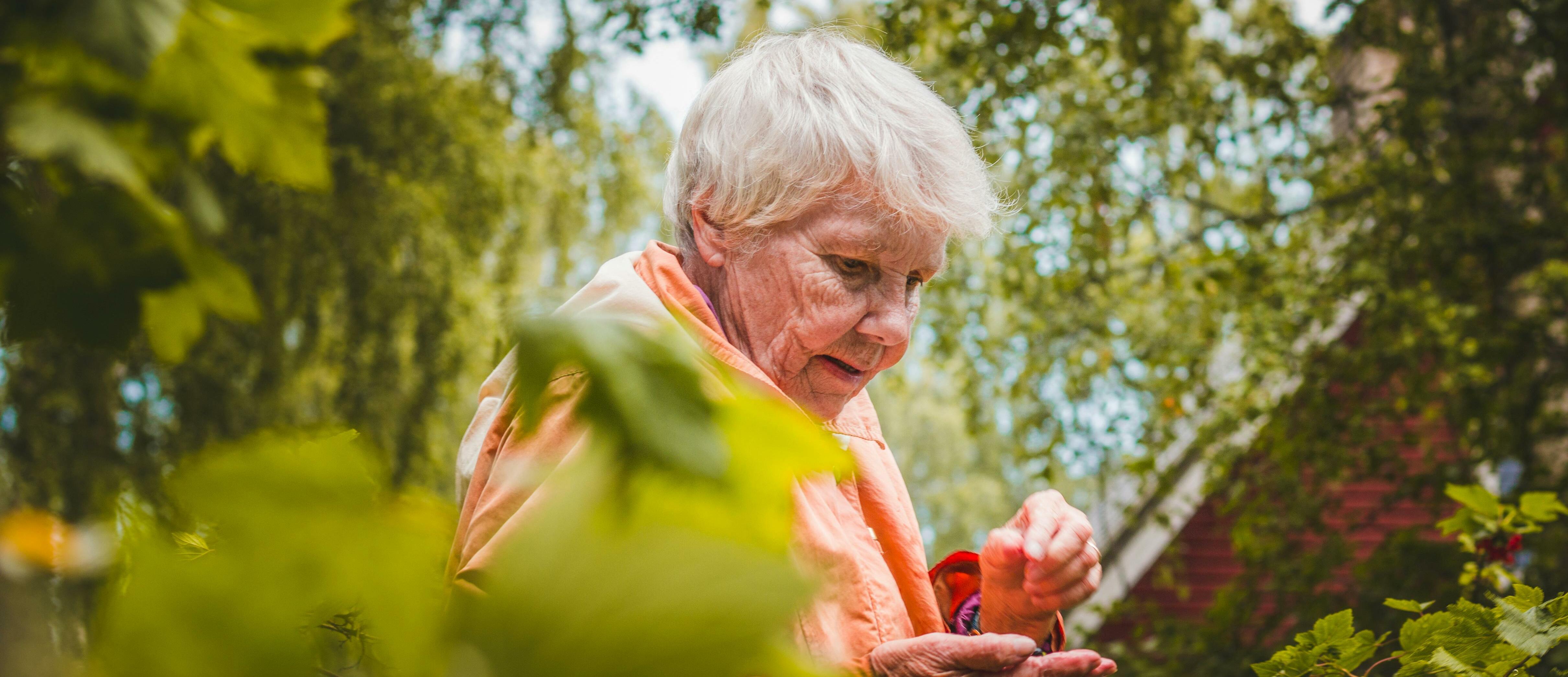 Persona gran en un jardí