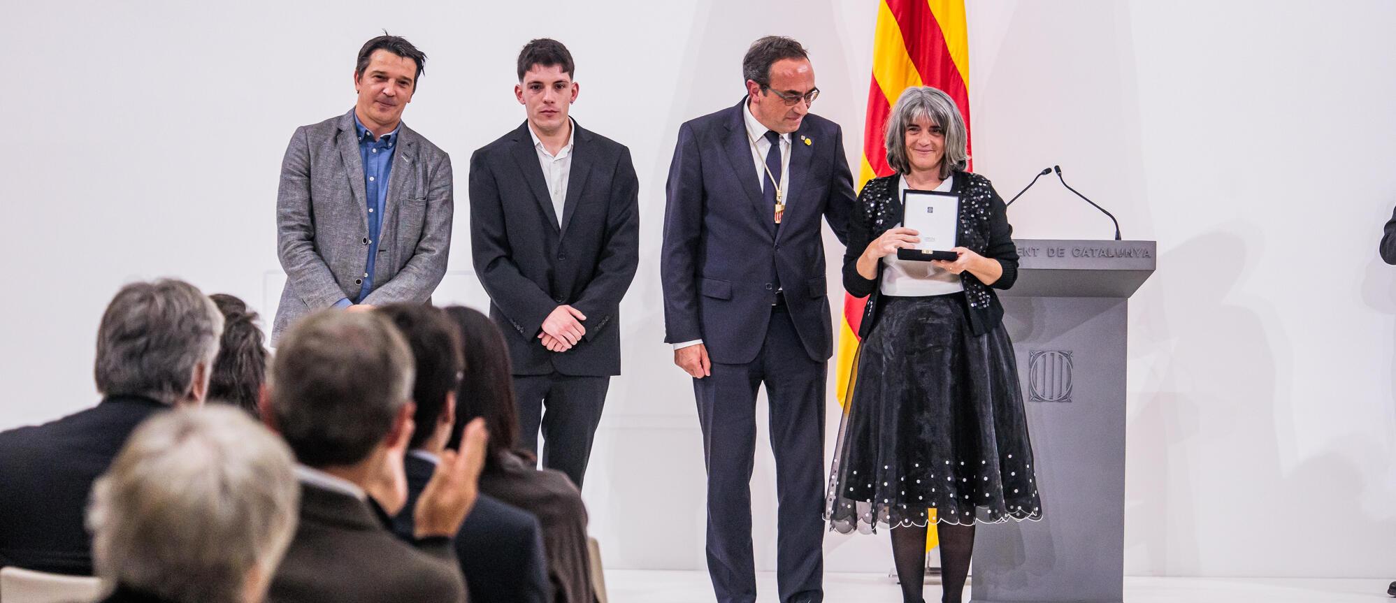 Imatge de la família d'Enric Morist recollint la Medalla d'Honor al Parlament Imatge de la família d'Enric Morist recollint la Medalla d'Honor al Parlament