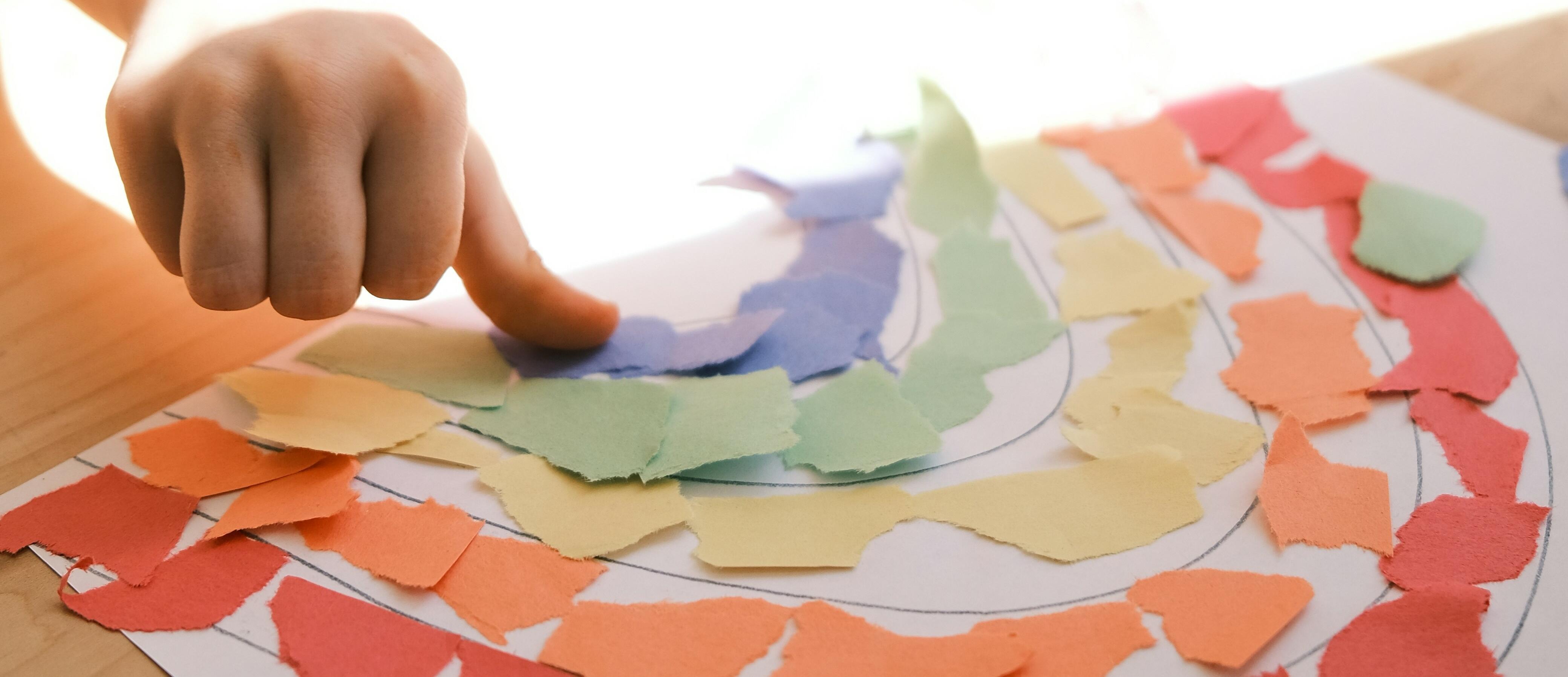 Imatge mà infant construint un arc iris Imatge mà infant construint un arc iris