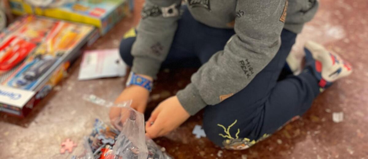 Un nen jugant amb les joguines de Nadal.