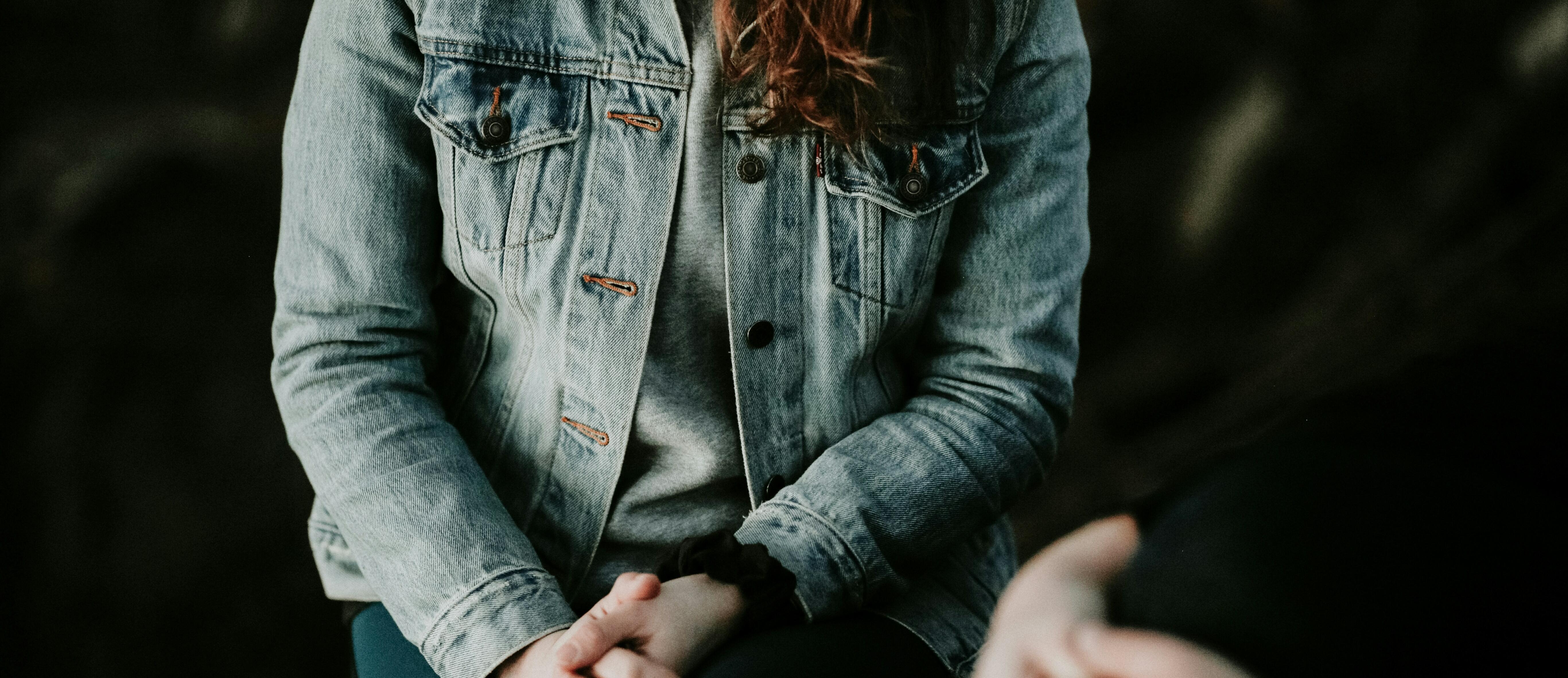 Imatge de dos joves parlant