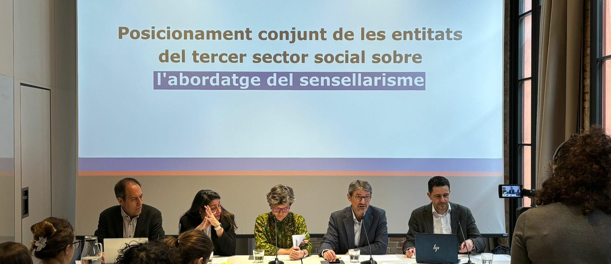 Representants d'entitats socials a la roda de premsa sobre sensellarisme