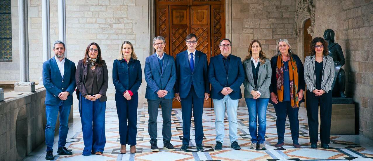 Imatge de representants de les juntes directives de la Taula i la Confederació amb el president Illa i la consellera Martínez Bravo
