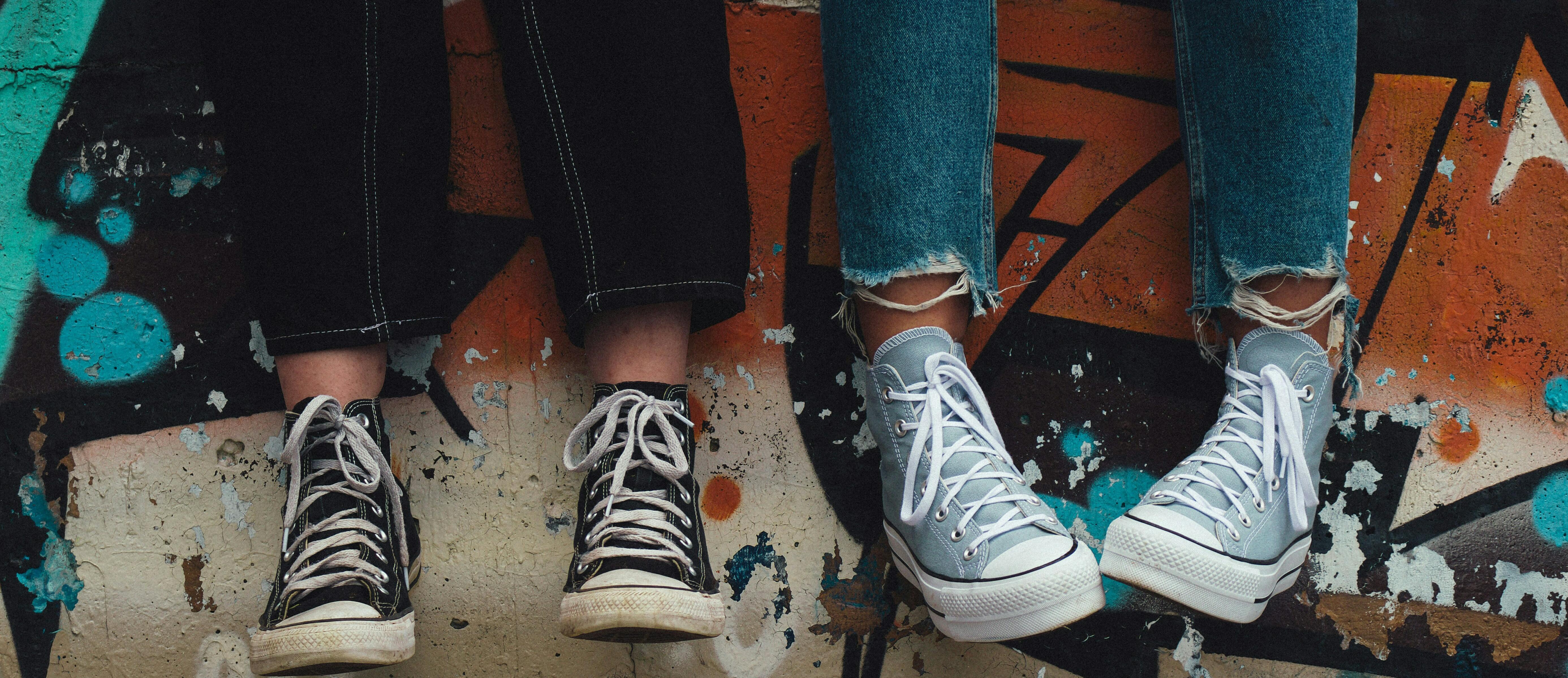 Imatge de les cames i sabates de dos adolescents