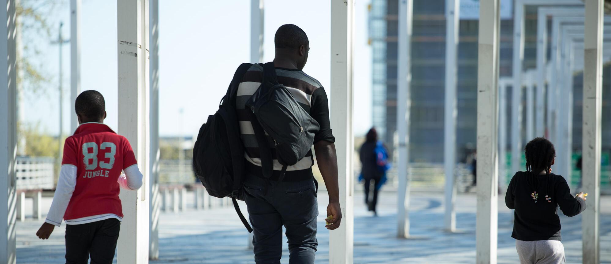 Imatge d'infants i una persona adulta d'origen migrat