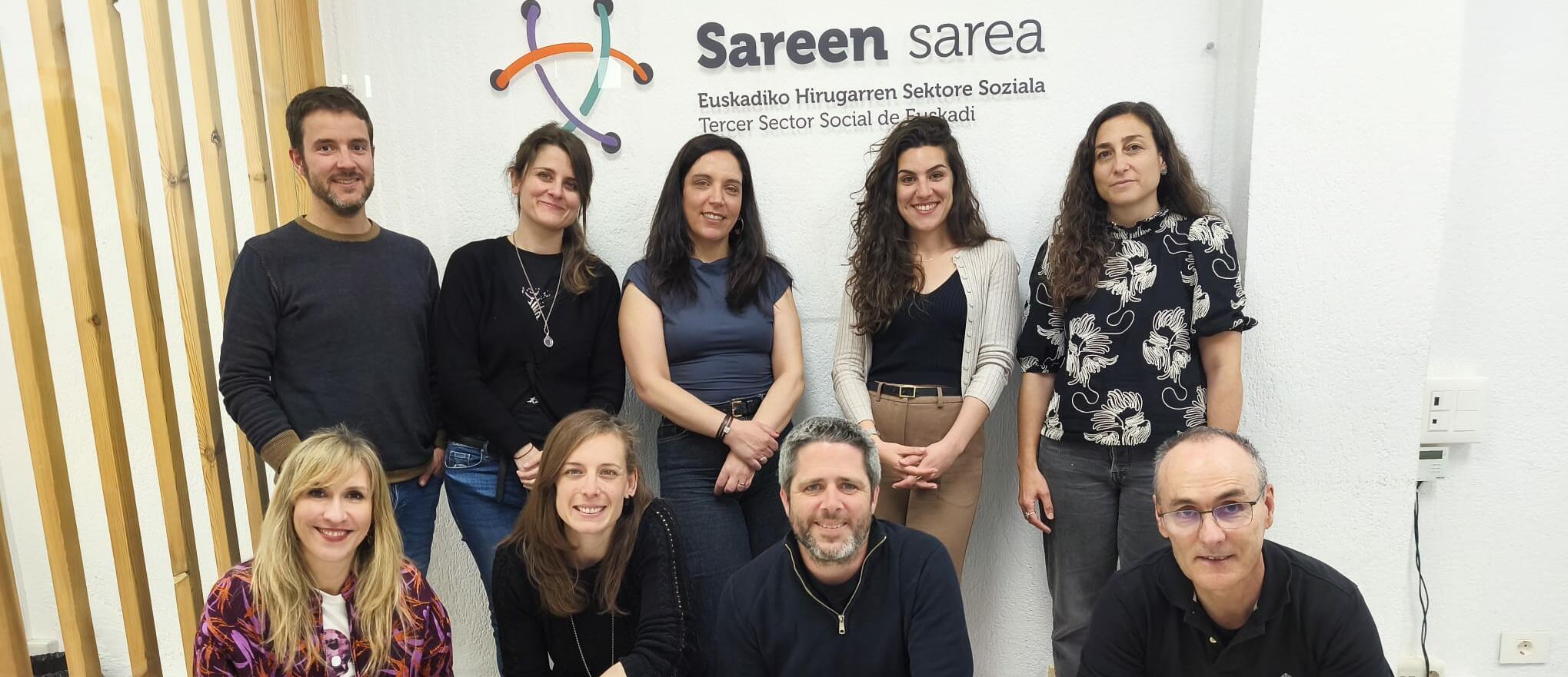 Fotografia grupal entre representants de Sareen Sarea i la Taula.